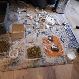 narkotyki rozłożone na stole w plastikowych pojemnikach