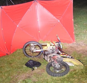 motocykl crossowy leży na ziemi