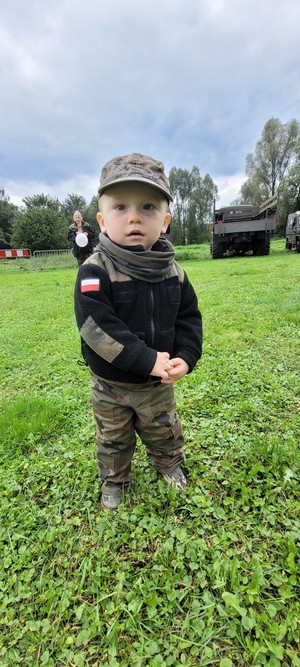 2 - letni chłopczyk w mundurze wojskowym