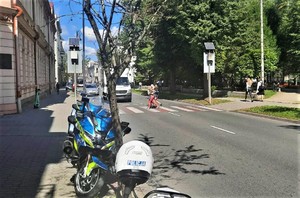 policyjne motocykle przy oznakowanym przejściu dla pieszych