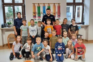 wspólne zdjęcie policjantów i ucznów