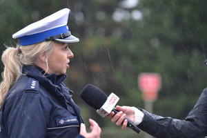 Policjantka ruchu dorgowego udziela wywiadu do telewizji TVP Info