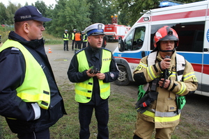 policjanci z dowódcą ćwiczenia, który kieruje działaniami ratowniczymi