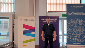Zdjęcie przedstawia insp. Piotra Morajkę, Zastępcę Komendanta Wojewódzkiego Policji w Krakowie, otwierającego konferencję „Zagrożenia w Sieci – profilaktyka, reagowanie”.