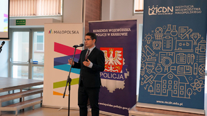 Zdjęcie przedstawia Pana dr Łukasza Cieślika, Dyrektora Małopolskiego Centrum Doskonalenia Nauczycieli