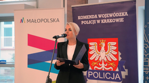 Zdjęcie przedstawia Panią Katarzynę Kosik – Gajewską, Zastępcę Dyrektora Departamentu Zdrowia, Rodziny, Równego Traktowania i Polityki Społecznej UMWM