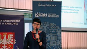 Zdjęcie przedstawia Panią dr Joannę Rzońcę, doradcę metodycznego ds. technologii informacyjno - komunikacyjnych MCDN, nauczyciel LO nr IV w Krakowie