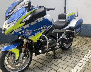 Motocykl policyjny marki BMW w nowych barwach