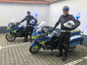 Policjanci ruchu drogowego  przy motocyklach marki BMW