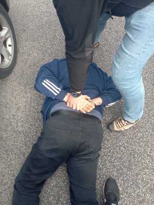 1 zatrzymany przestepca lezy na ziemi