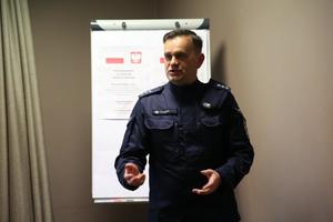 Policjant Krzysztof Kozera podsumowuje panel szkoleniowy na sali