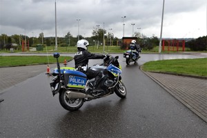policjanci na służbowych motocyklach