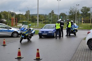policjanci kontrolują kierowcę niebieskiego volkswagena