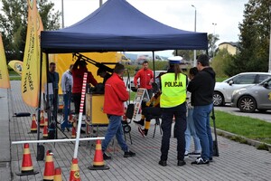 stoisko z urządzeniami dostępnymi dla kierowców w ramach ROADPOL safety Days w Nowym Sączu - obok instruktorzy i policjantka