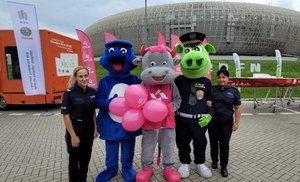 pamiątkowa fotografia policjantek z maskotkami z Policji, Straży Miejskiej i Tauron Areny