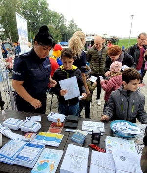 policjantka z uczestnikami przy stanowisku profilaktycznym podczas Wielkiej Lekcji Ekologii