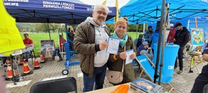 uczestnicy prezentują ulotki o KMZB