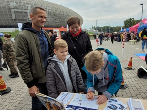 uczestnicy przy stanowisku policyjnym podczas rozwiązywania eko-krzyżówk...