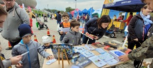 uczestnicy Wielkiej Lekcji Ekologii przy stanowisku policyjnym