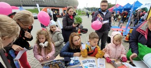 uczestnicy Wielkiej Lekcji Ekologii przy stanowisku policyjnym