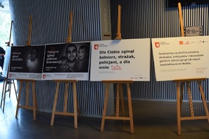Wystawa plakatów na sztalugach w budynku Muzeum Lotnictwa Polskiego