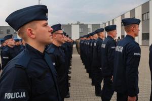 Ślubujący policjanci ustawieni w kilku szeregach