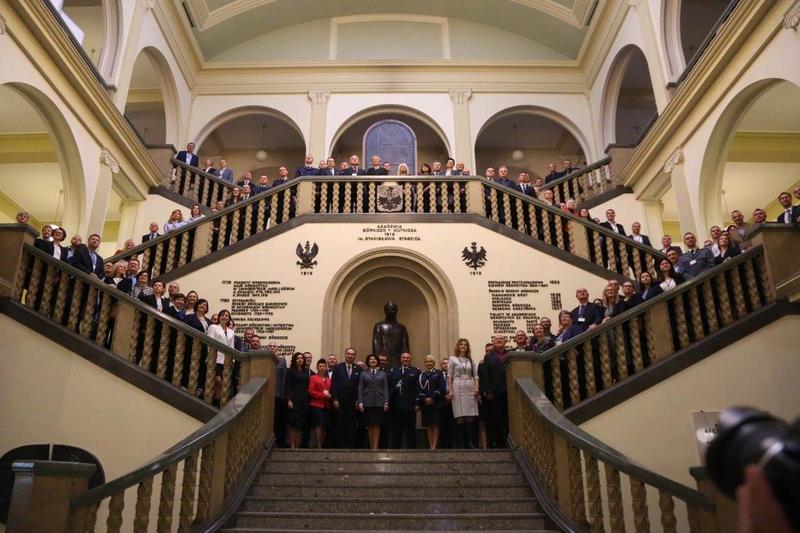 Wspólne zdjęcie uczestników konferencji na schodach