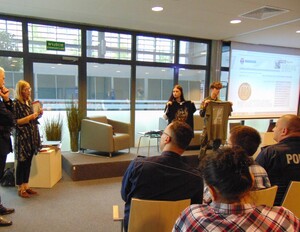 KPP Oświęcim. lekcja historii dla młodzieży w MBP w Oświęcimiu upamiętniająca mjr Piotra Szewczyka aspiranta PP (42) przedstawicielka rodziny prezentuje książki