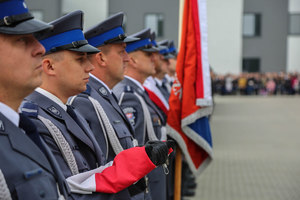 poczet sztandarowy ze złożoną falgą ustawieni w szeregu