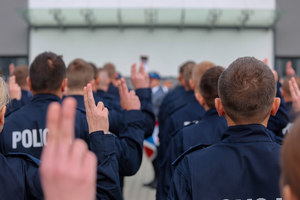 policjanci ślubują z dwoma palcami w górze