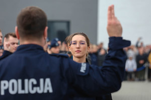 Twarz ślubującej policjantki z bliska