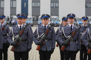 Policjanci kompanii honorowej z karabinami