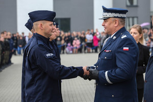 Komendant wojewódzki gratuluje nowemu policjantowi