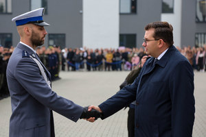 Wojewoda gratuluje policjantowi odznaczonemu orderem