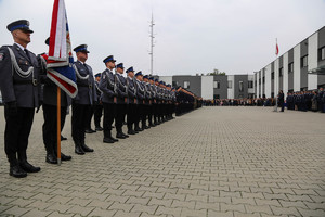 Policjanci w rzędzie wzdłuż placu