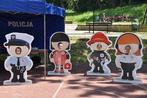 dzieci stojące za makietami funkcjonariuszy