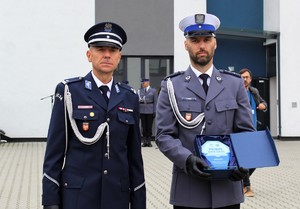 Policjant odznaczony ze statuetką