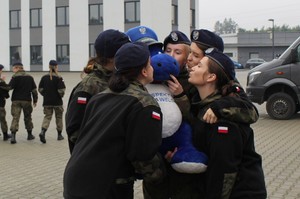 Uczennice szkoły mundurowej całują Wawelka - policyjną maskotkę