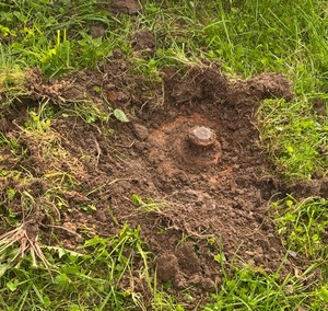 przedmiot przypominający minę przeciwpancerną znaleziony w ziemi