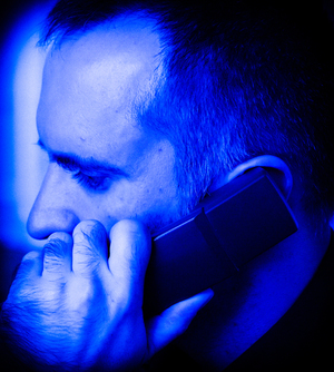 Mężczyzna rozmawiający przez telefon stacjonarny