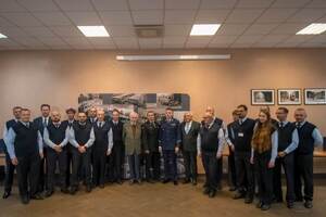 Komendant miejski krakowskiej Policji, przedstawiciel pogotowia ratunkowego, przedstawiciel państwowej straży pożarnej oraz prezydent Krakowa w towarzystwie nagrodzonych kierowców krakowskich autobusów i tramwajów