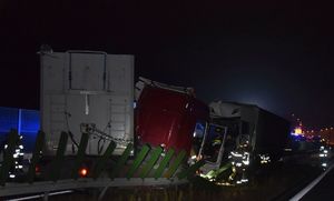 Zniszczone ciężarówki na odcinku autostrady przyklejone do pasów oddzielających jezdnie
