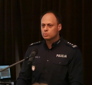3. komendant Dymura przemawia przy mównicy - fot. M. Olszowska
