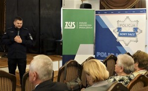 mł. asp. R. Koział podczas przelekcji mówi do seniorów - fot. M. Olszowska
