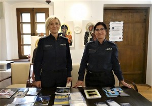 policjantki prewencji przy stole z ulotkami profilaktycznymi - fot. M. Olszowska