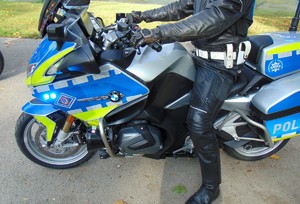 nowe motocykle dla oświecimskiej drogówki motocykl widok z boku na motocyklu siedzi policjant