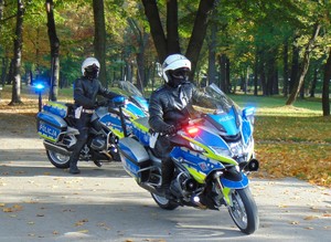 Nowe motocykle dla oświecimskiej drogówki policjanci jadą na motocyklach widok z przodu