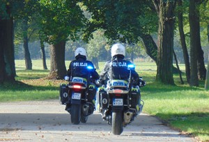 nowe motocykle dla oświecimskiej drogówki policjanci na motocyklach widok z tyłu