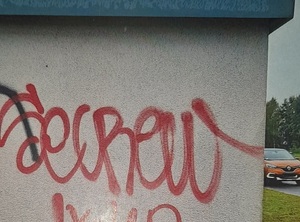 napisy na elewacji budynku