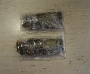 Zdjęcie przedstawiające dwa woreczki z suszem roślinnym, marihuaną